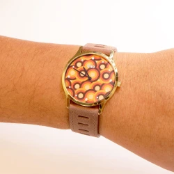 Portée Face  - Montre Écoresponsable eHo - Sixties -  Rondeur