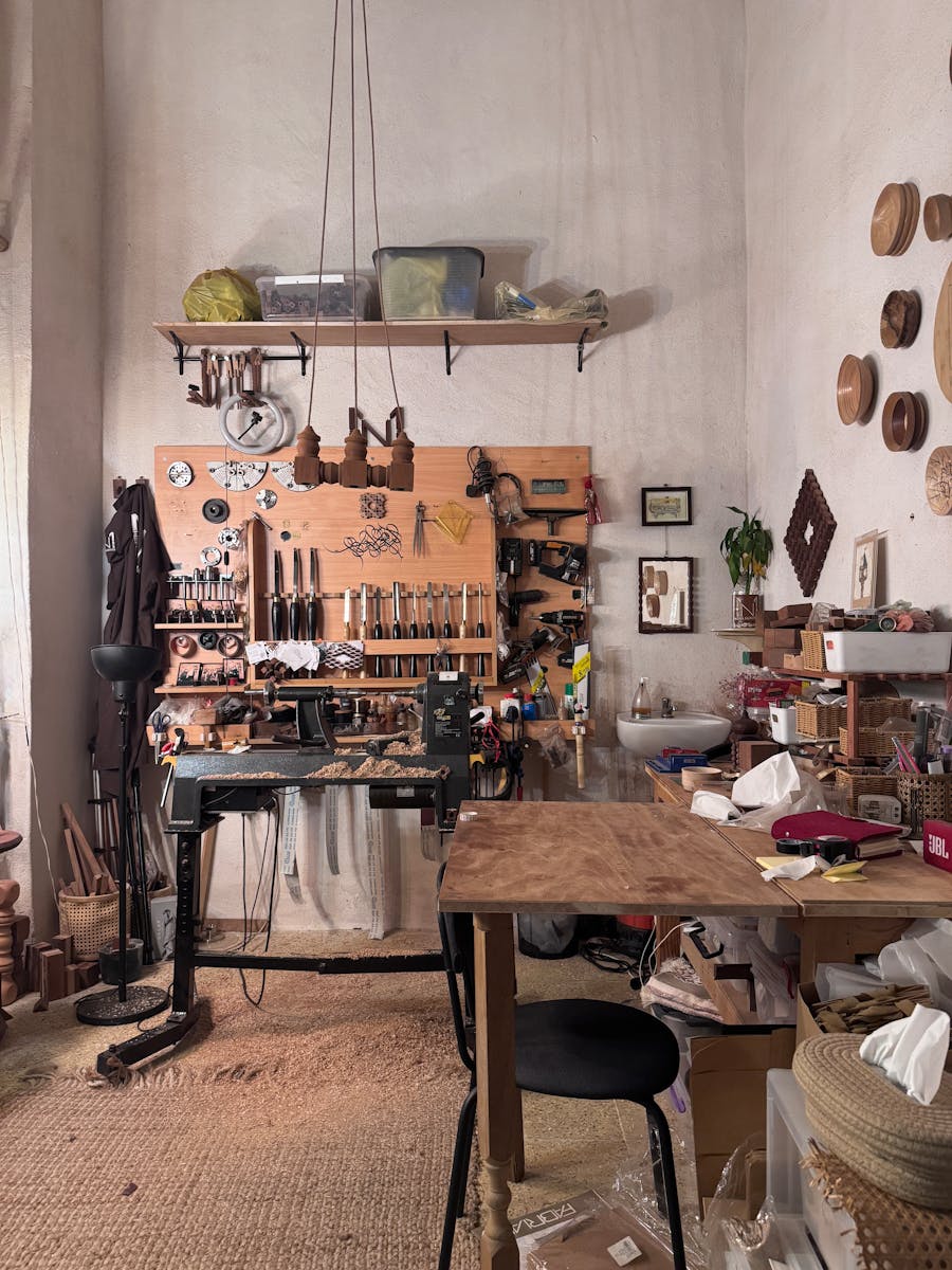 Atelier artisanal chaleureux avec outils de fabrication — artisanat français écoresponsable