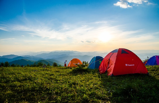 Image tentes dans les montagnes