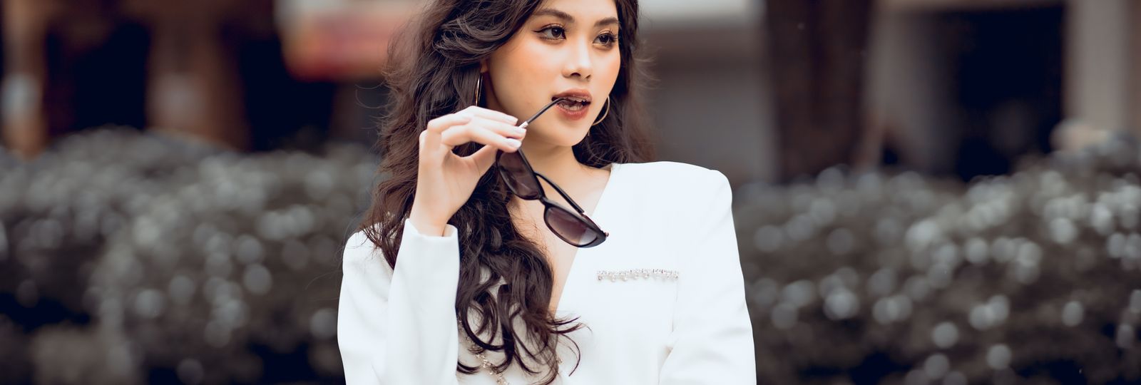 Cadeau d'affaires éco-responsable — femme en blazer blanc, allure professionnelle urbaine