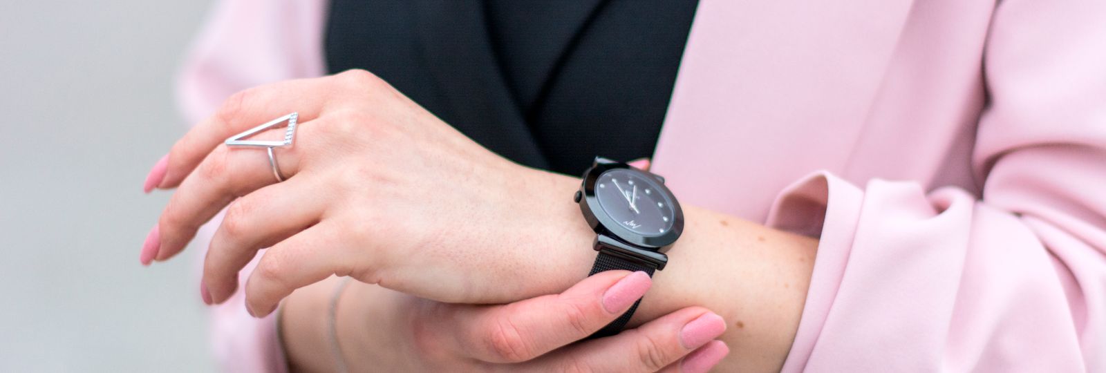 Comment entretenir sa montre — montre noire au poignet, mains soignées