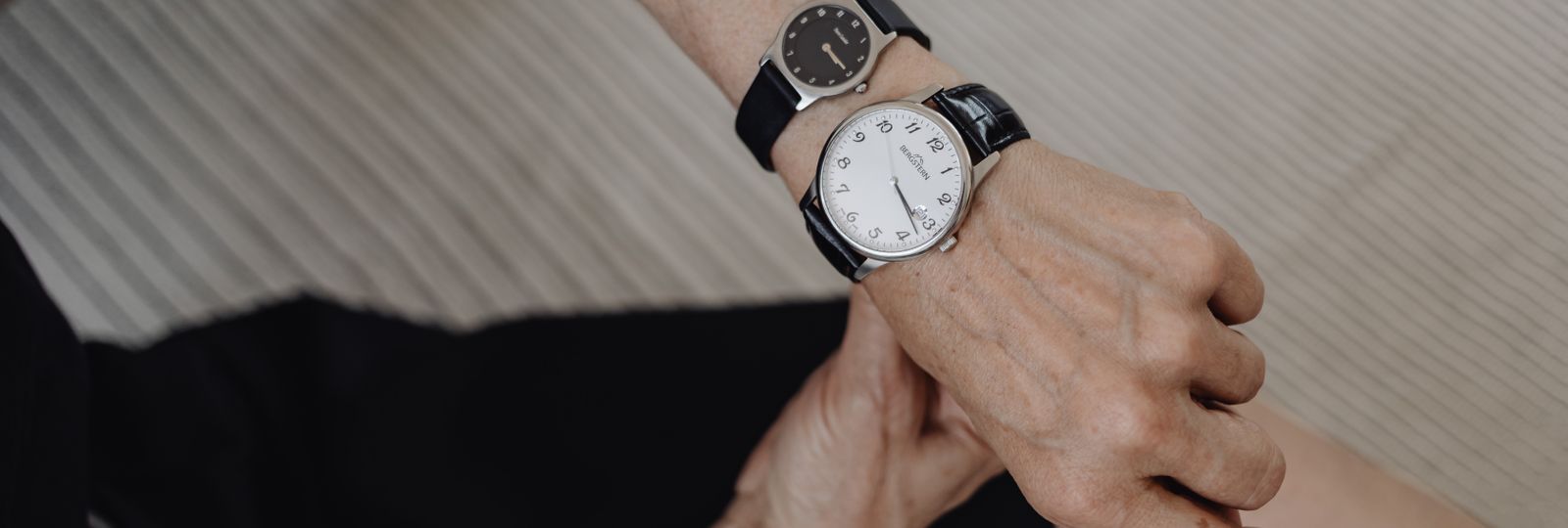 Montre portee au poignet gauche, ajustement du bracelet