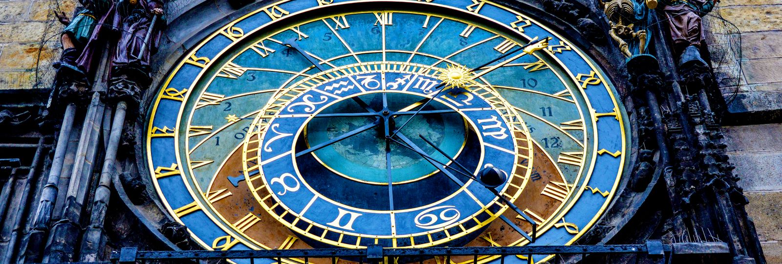Horloge astronomique ancienne, cadran à chiffres romains et symboles du zodiaque