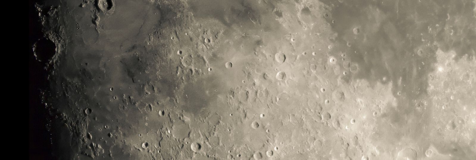 Surface de la Lune vue de près, cratères et relief