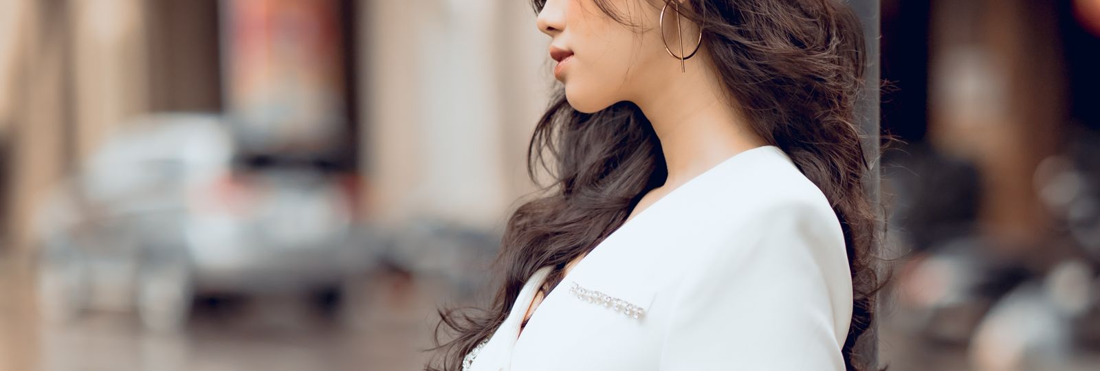 Montre éco-responsable femme — femme élégante en tenue claire