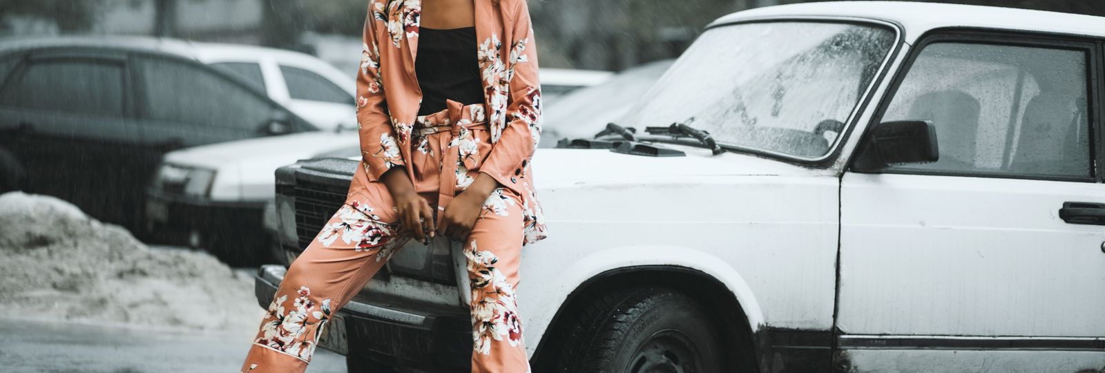 Montre made in France — femme élégante urbaine en ville