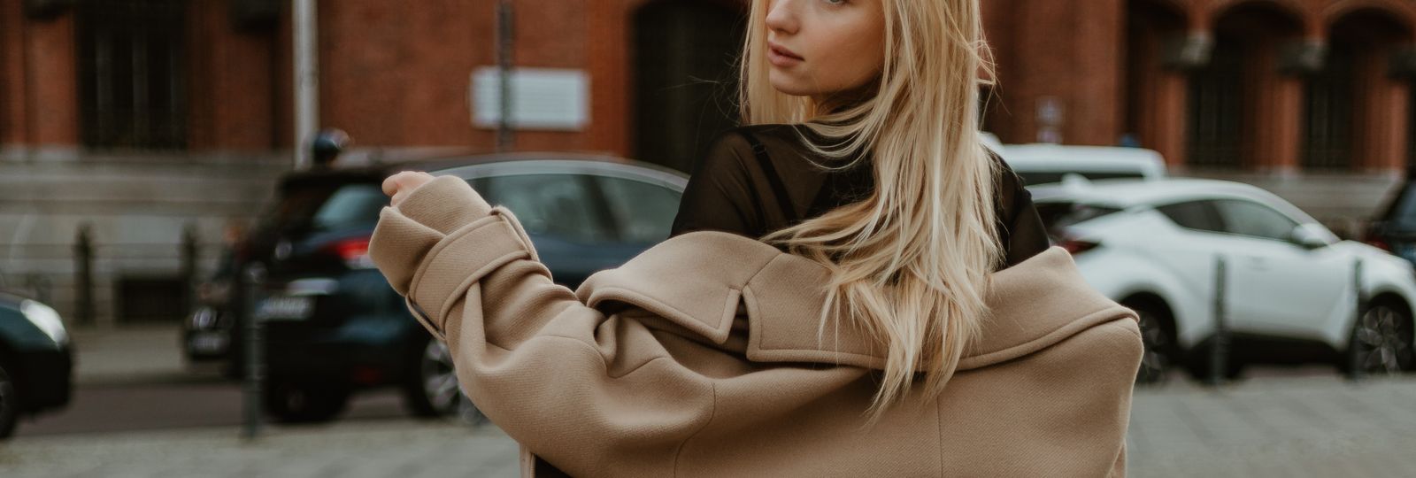 Montre personnalisée France — femme élégante en tenue beige
