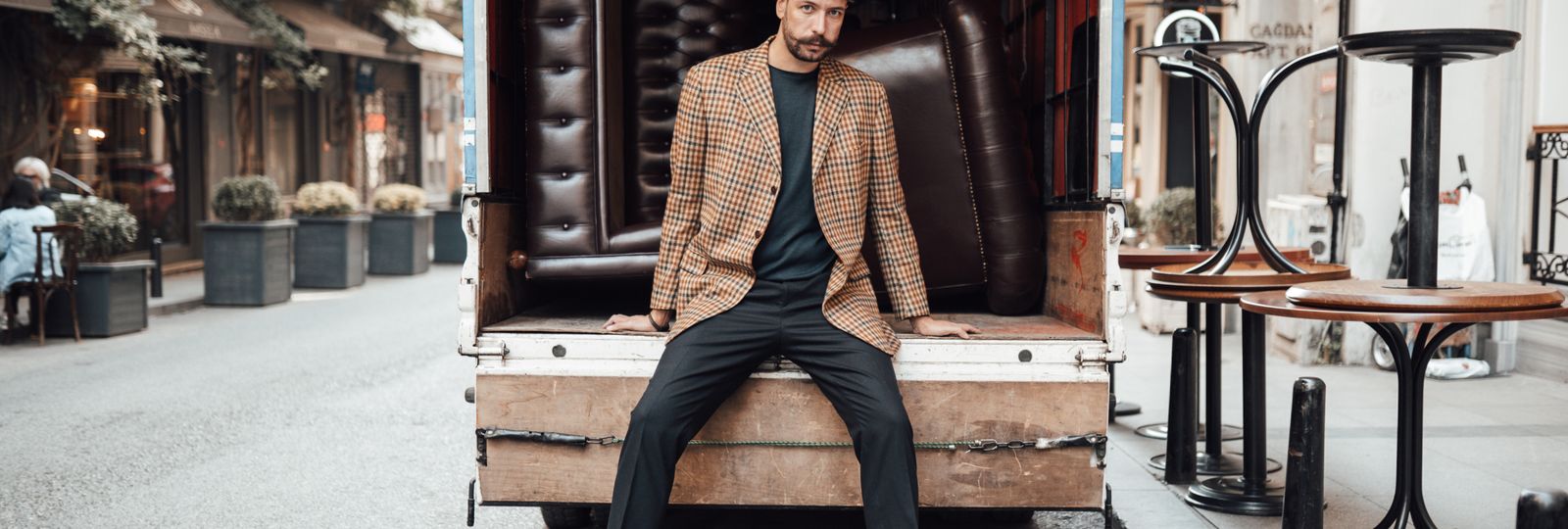 Cadeau fête des pères — homme élégant en manteau, style urbain