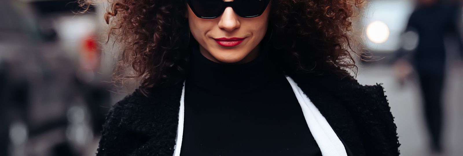 Montre femme tendance 2026 — jeune femme urbaine à la mode dans la rue