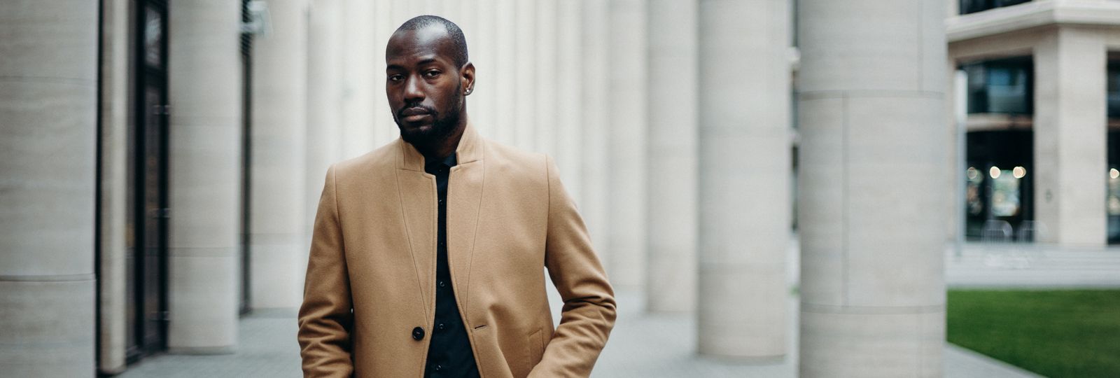 Montre homme tendance 2026 — homme urbain élégant en manteau camel