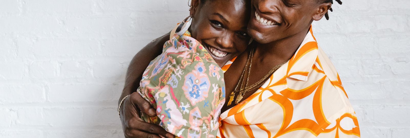 Montre mixte unisexe — jeune couple souriant au style coloré