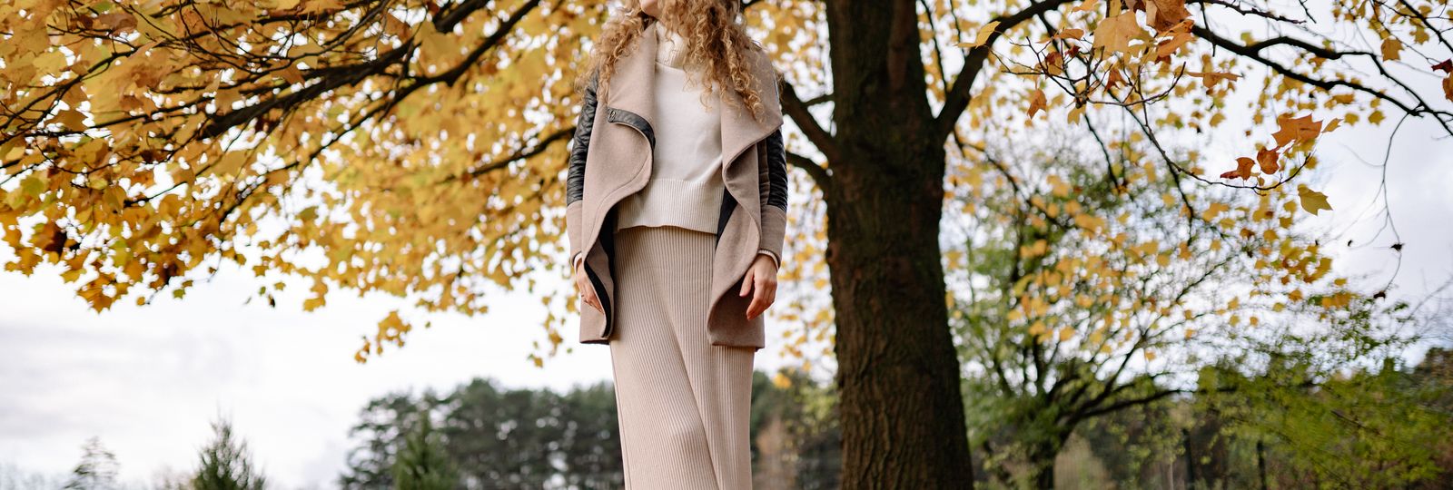 Meilleure montre française éco-responsable — femme élégante en manteau, nature