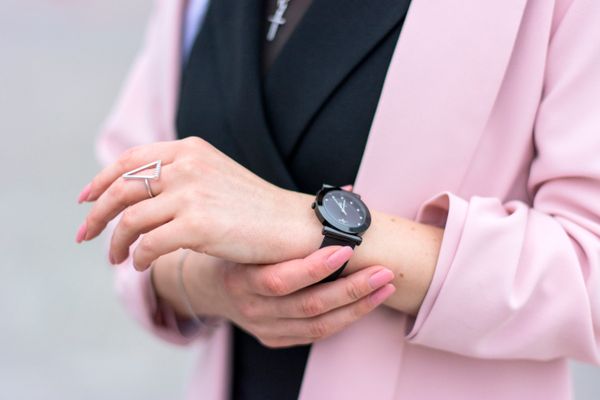 Comment entretenir sa montre : le guide pour la garder des années