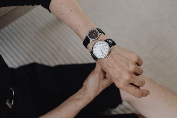 Pourquoi porte-t-on sa montre au poignet gauche ?