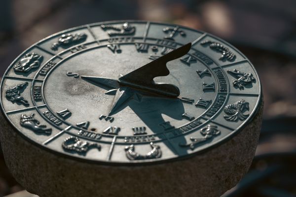 Pourquoi les aiguilles d'une montre tournent-elles dans ce sens ?